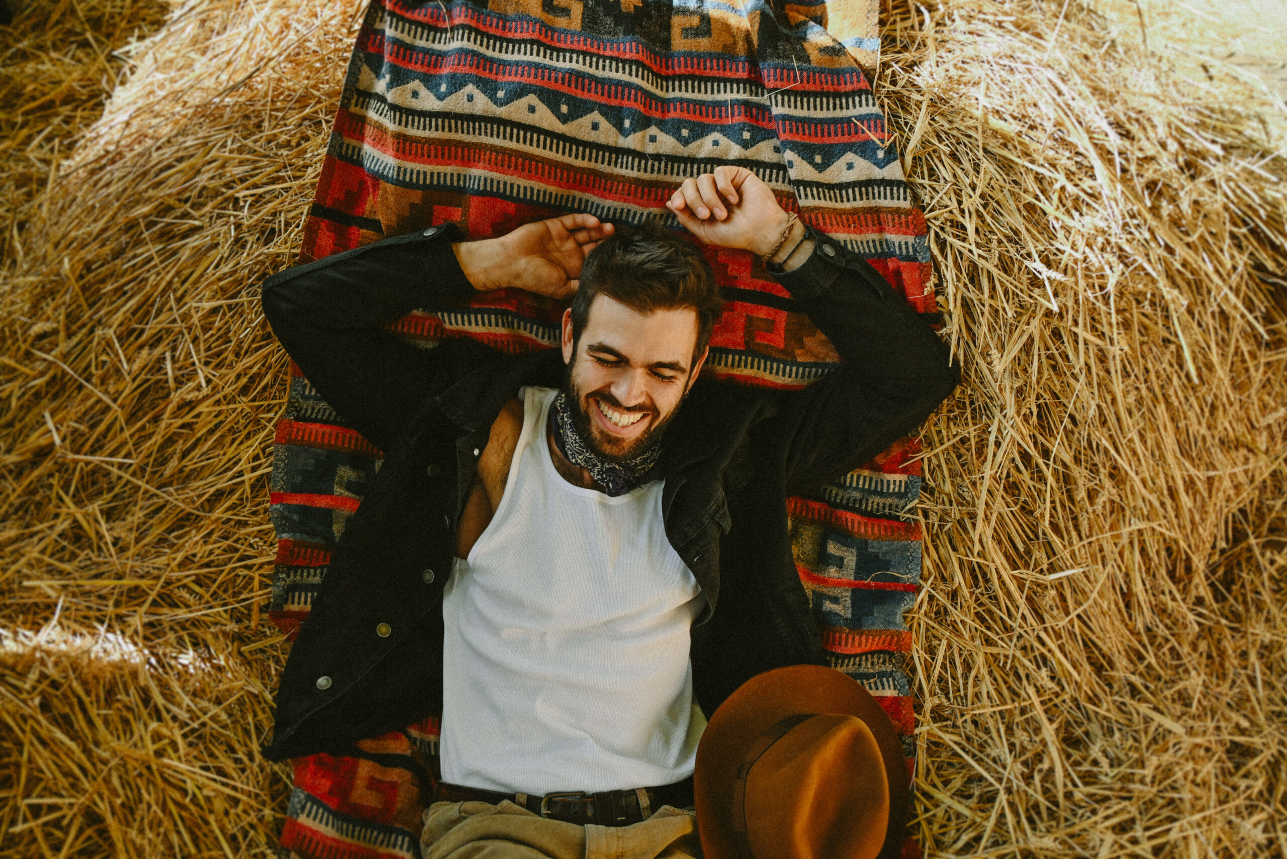 Louis Mezzasoma couché en souriant